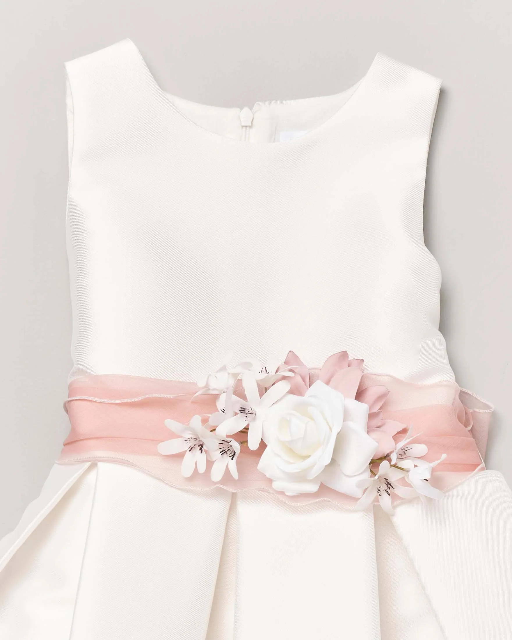 Abito bianco effetto lucido smanicato con gonna ampia e fascia floreale rosa antico 9 anni