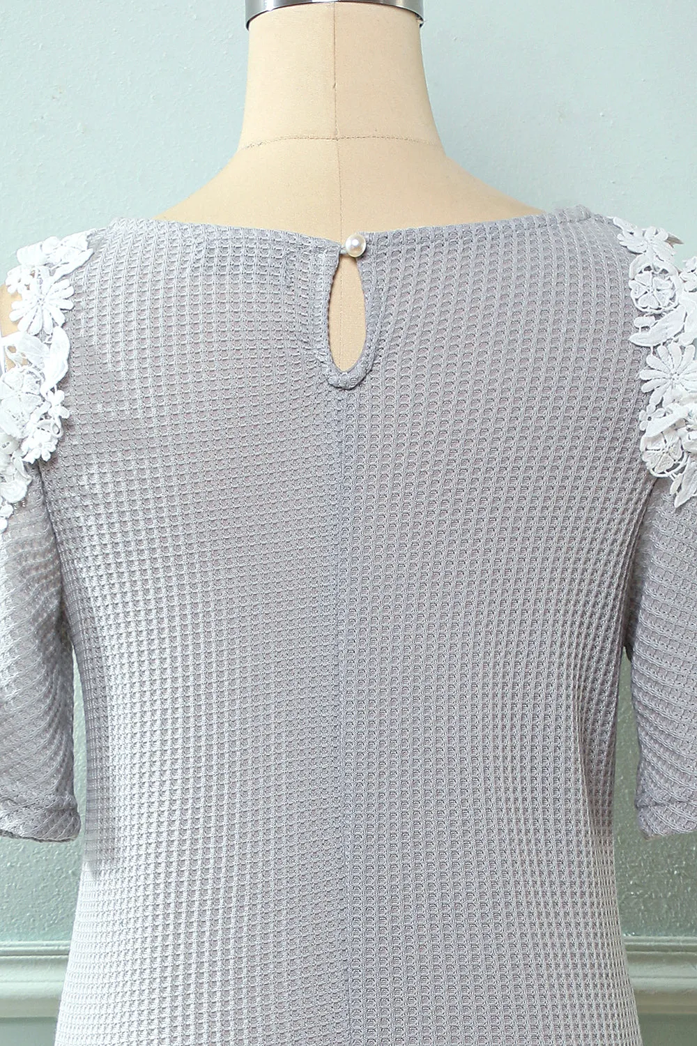 Abito in maglia rosso scuro fuori dalla spalla con applicazioni