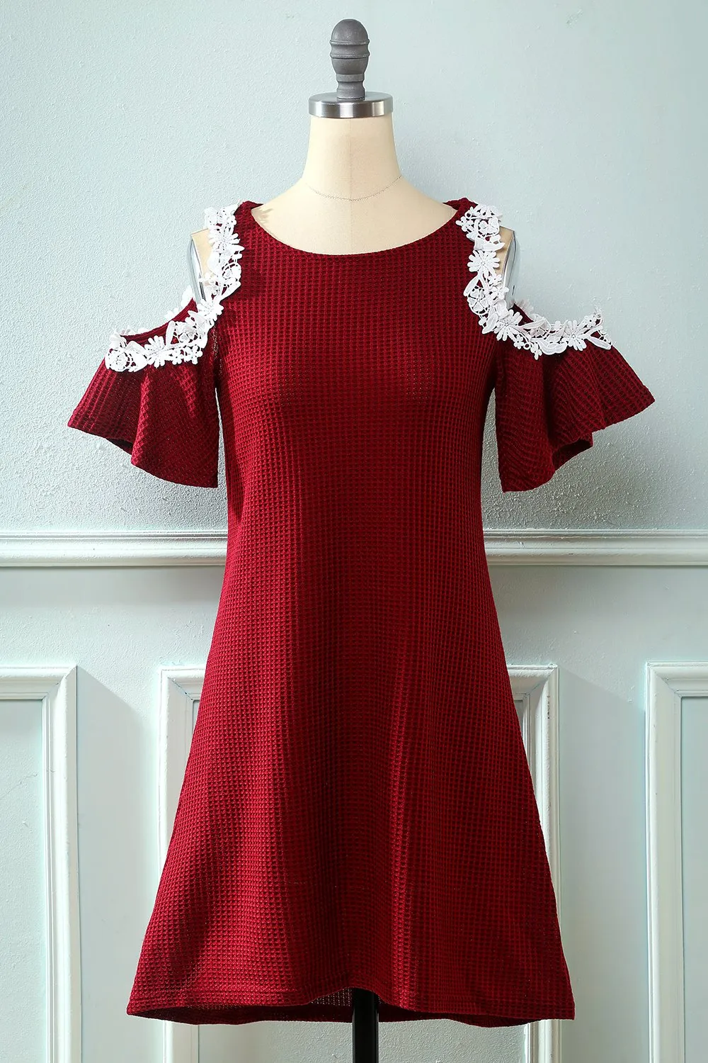 Abito in maglia rosso scuro fuori dalla spalla con applicazioni