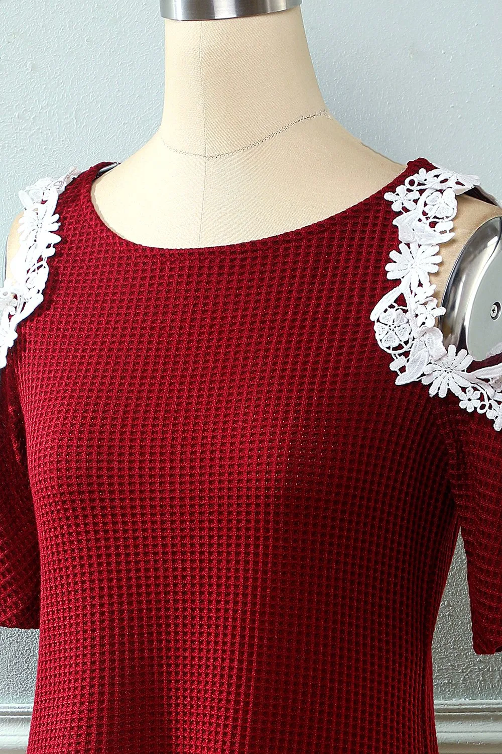 Abito in maglia rosso scuro fuori dalla spalla con applicazioni