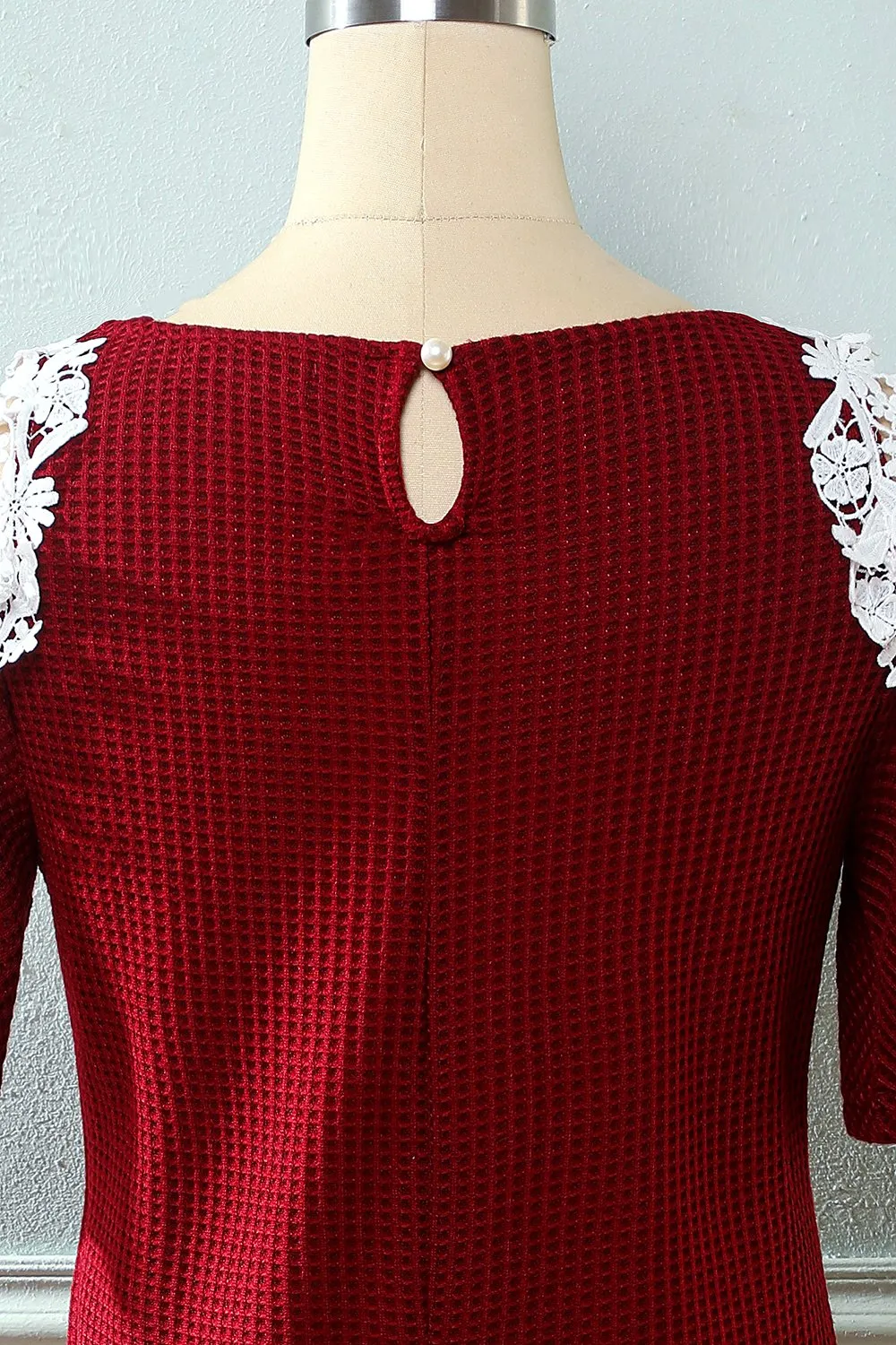 Abito in maglia rosso scuro fuori dalla spalla con applicazioni