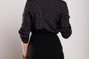 Blusa elegante con stampa geometrica  Lavlenta, nera