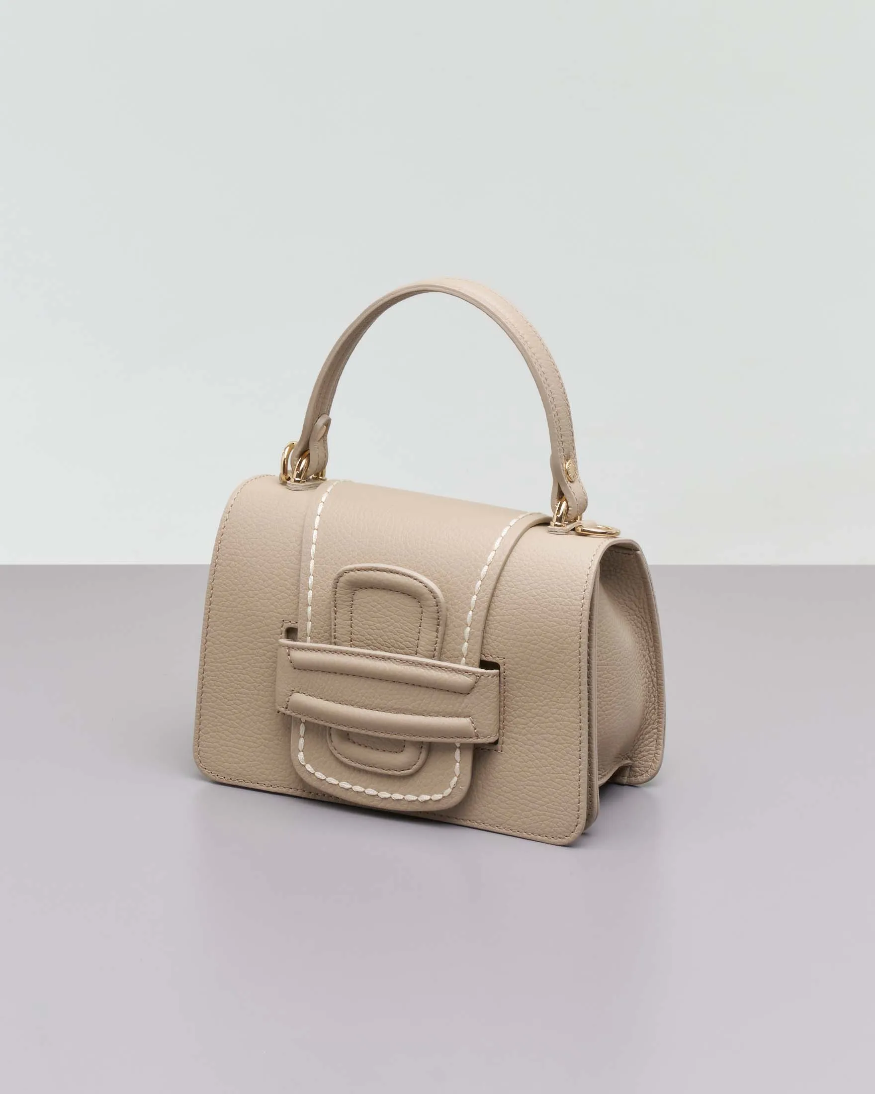 Borsa a mano piccola color taupe in pelle martellata con patta e doppia tracolla