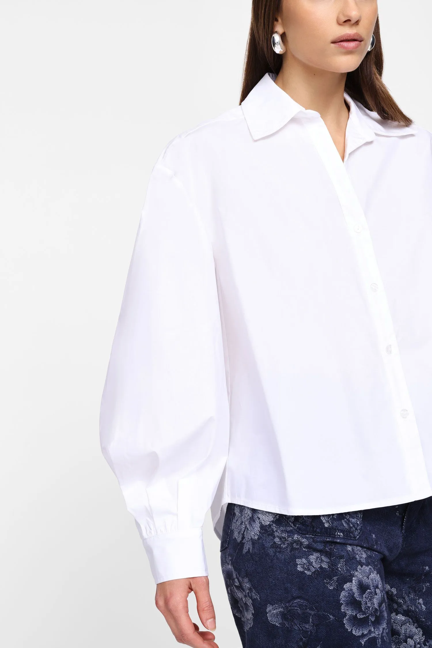  Camicia con colletto classico e maniche volume 