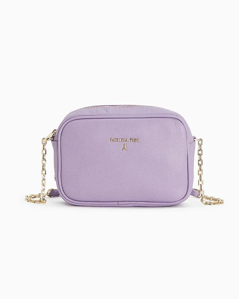 Cross bag lilla in pelle effetto martellato con catena dorata regolabile e scritta logo dorata sul davanti