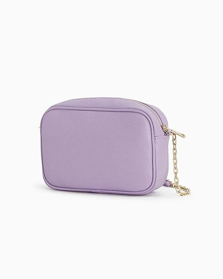 Cross bag lilla in pelle effetto martellato con catena dorata regolabile e scritta logo dorata sul davanti