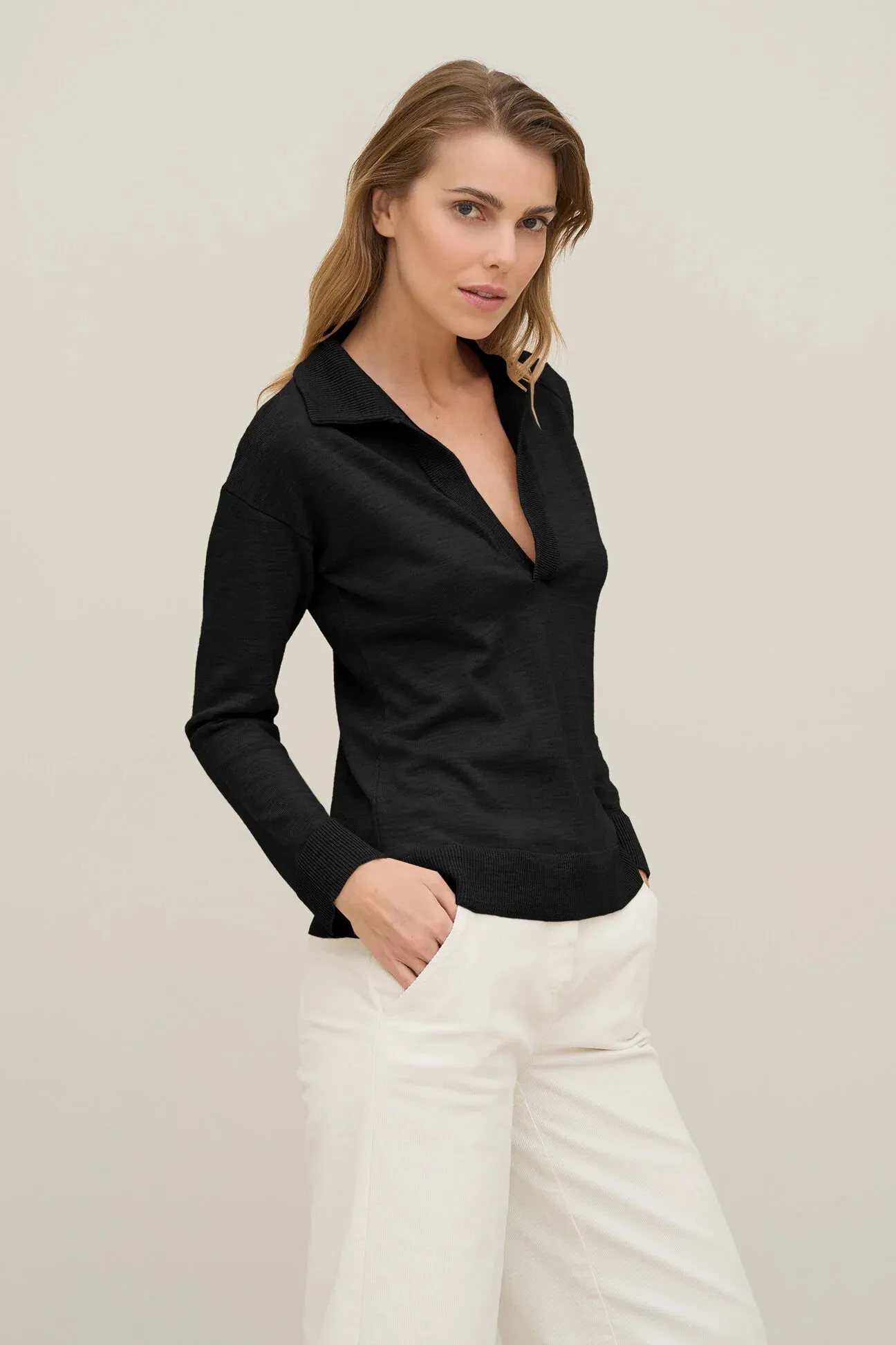 Polo con scollo a v in lana merinos