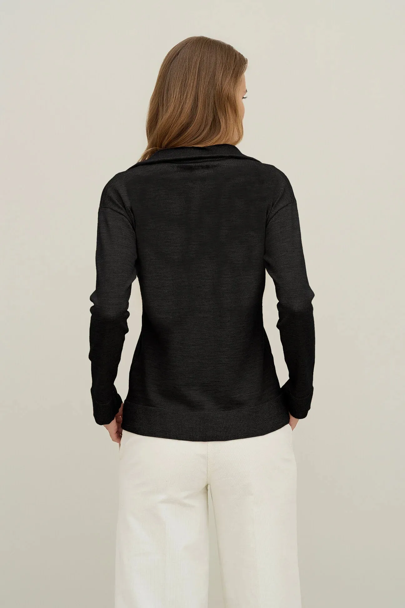 Polo con scollo a v in lana merinos